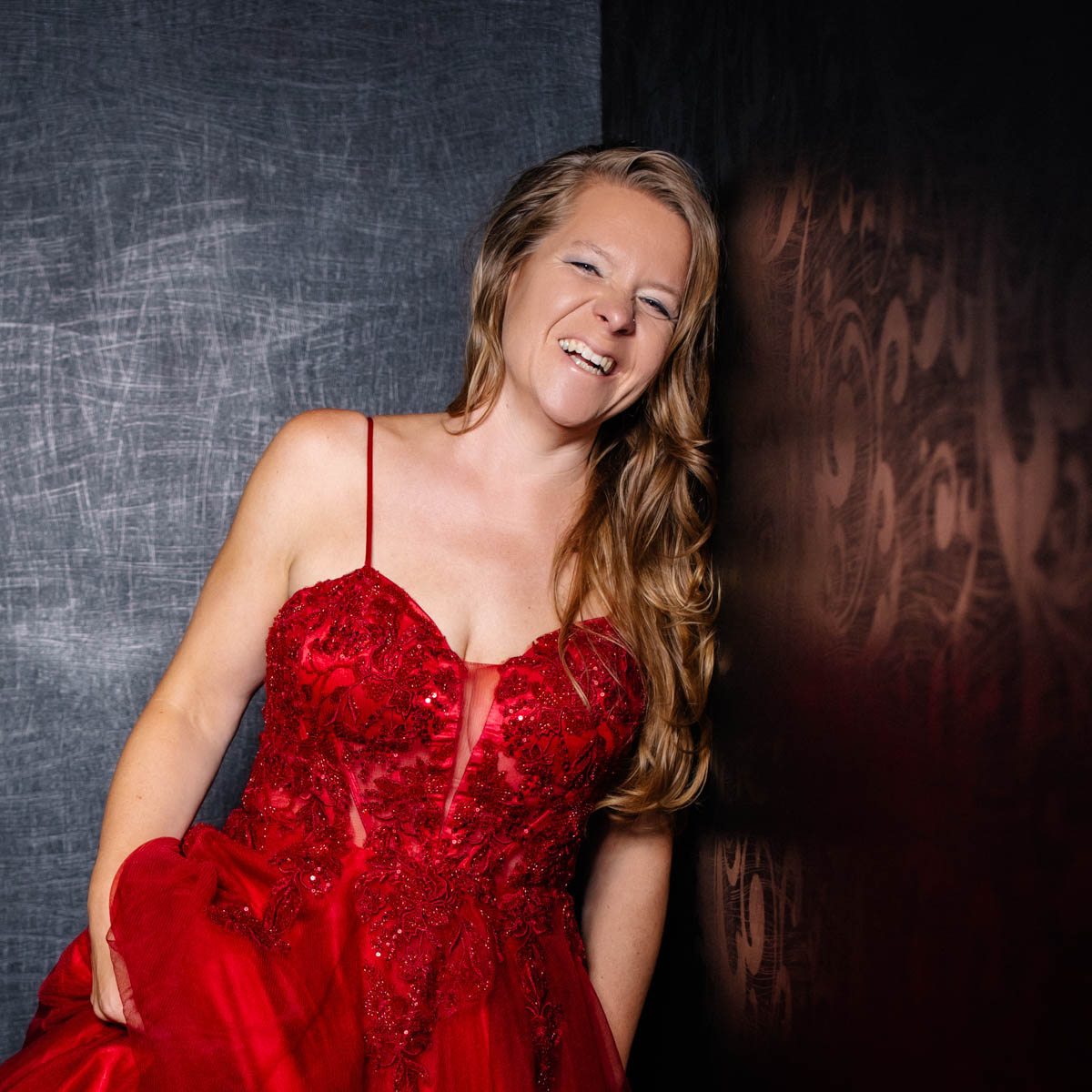 lachende Frau mit roten Kleid im Fotostudio :: photo copyright Karin Bergmann