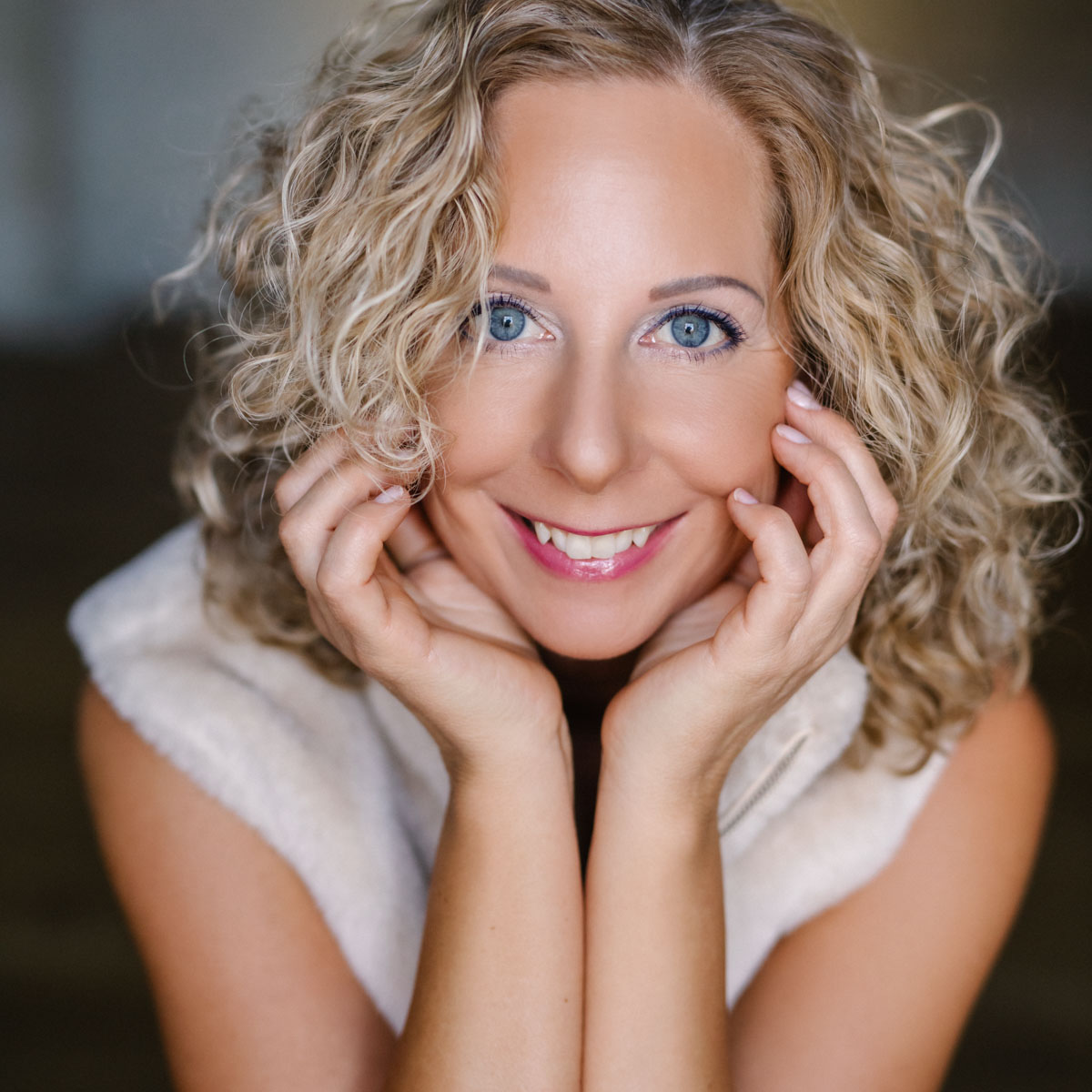 Portrait einer blond gelockten Frau mit strahlendem Lächeln :: photo copyright Karin Bergmann