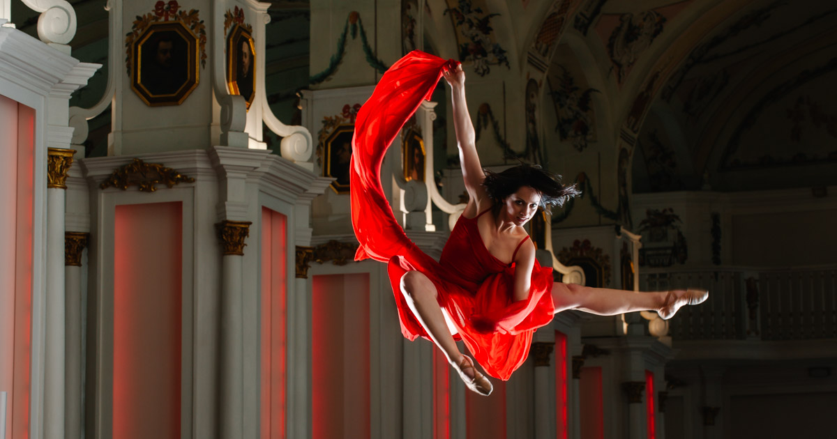 Art in motion, dancer posing in the air at the Alte Uni Graz - Lady in Red :: photo copyright Karin Bergmann